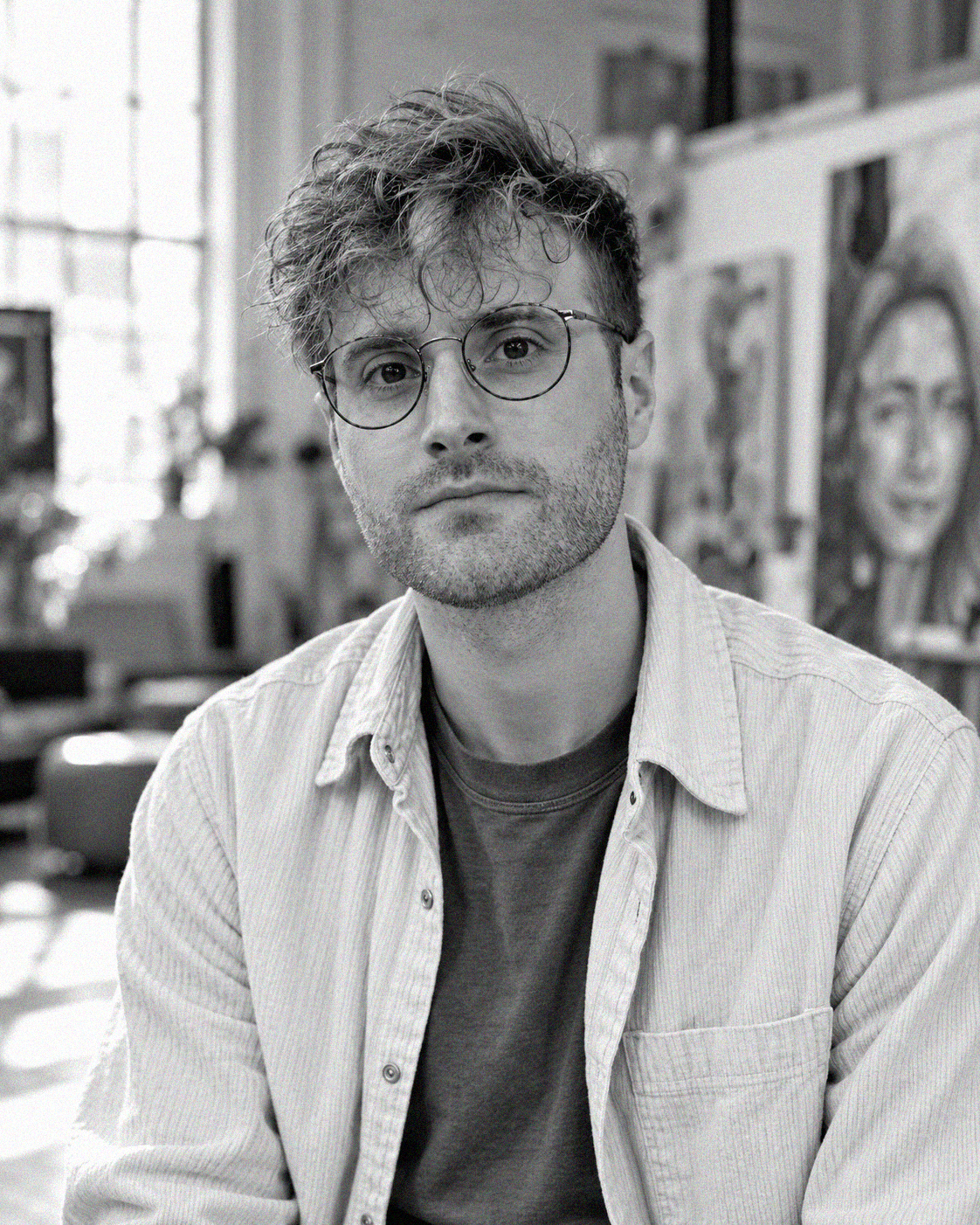 Black-and-white portrait of Fernando Fula wearing glasses in his studio.